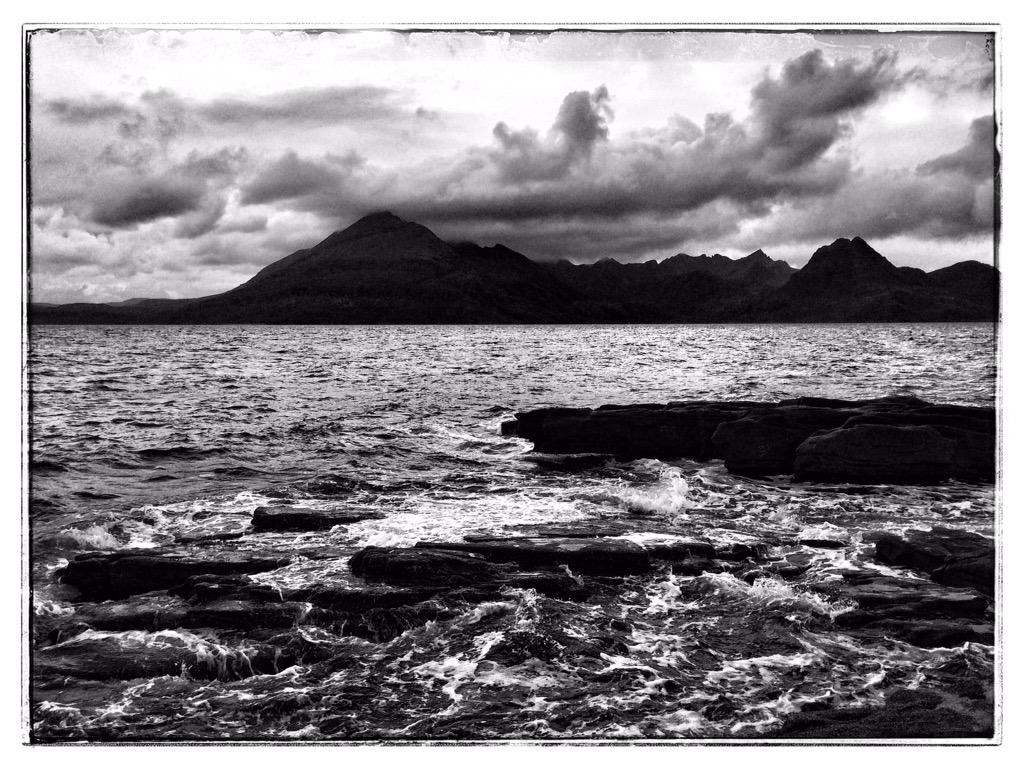 MyChi's tweet photo. A dramatic end to another full day of shooting the stunning Isle of Skye.

#LLS #Scotland #Skye #Elgol #iPhone5S http://t.co/HK1tc8crYg