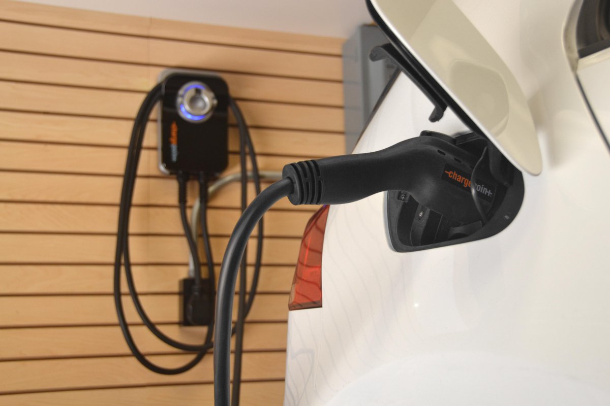 ChargePointnet's tweet photo. Buy #ChargePoint Home now to get smart #EV charging at home http://t.co/8RPv5k431v http://t.co/fKJGS41kNr