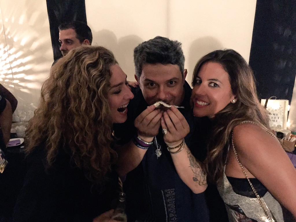 JorgeConD's tweet photo. Grande @AlejandroSanz disfrutamos el conciertazo!Gracias x otra gran noche @RosasRegi @EstrellaMorente @JavierCondeB http://t.co/FcP05mIfBf