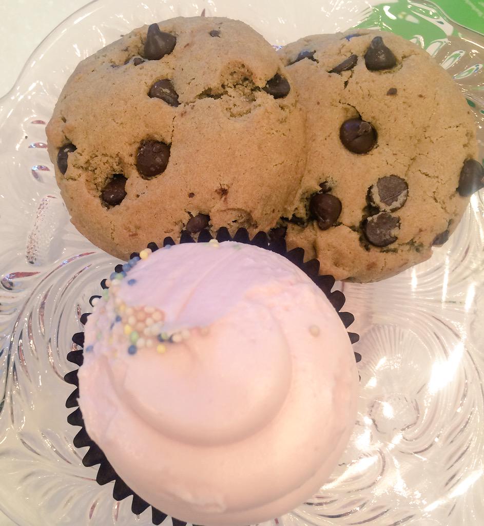 Cosmopolitan's tweet photo. Life is short. Eat dessert first 💁💕🙌 http://t.co/ASnNqw8T9z