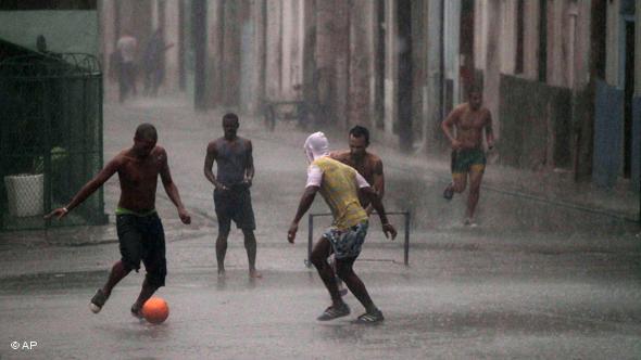MotivacionesF's tweet photo. RT Si has jugado al fútbol en la lluvia... http://t.co/gUF5RxGBSo