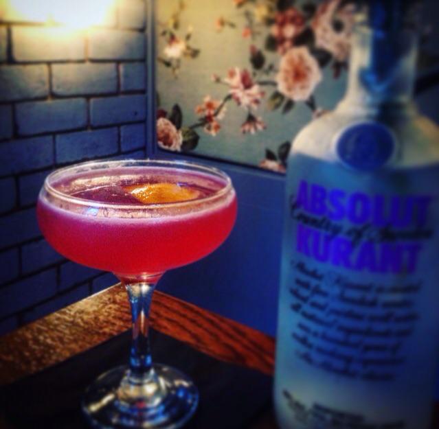 Unit_Bar's tweet image. Feeling fabulous?
Pop by for a Cosmopolitan made with Absolut Citron, Cointreau, fresh lime &amp;amp; cranberry #unitbar