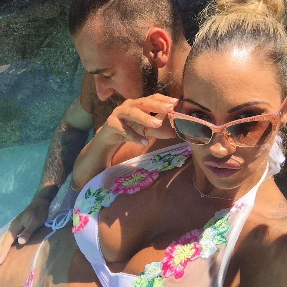 JodieMarsh's tweet photo. Floral bikini 🌷🌸🌺🌹🌿🍃💗 http://t.co/BN8f4uvW08