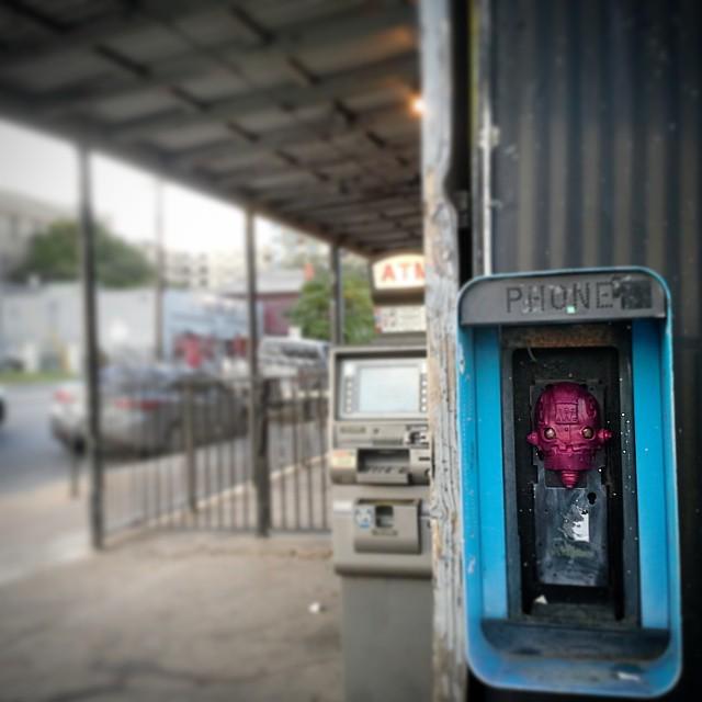Otherbots's tweet photo. Skullbot at Elysium in Austin.
#theimpossiblewinterbourne #steampunk #streetart #skullbot #phoneboothart #robot #ro… http://t.co/KCeTz6yHwr