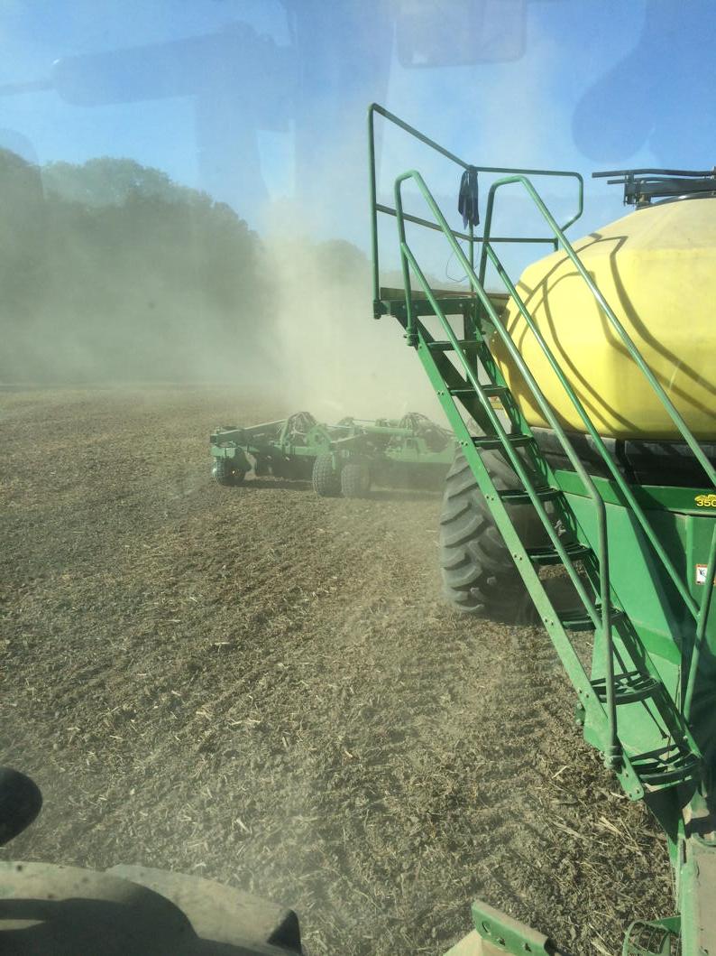 farmboy8400's tweet image. Knock on wood, As dry as it is you'd swear it was spring! #plant15 rolls on getting soft red  @SeCan #wave drilled in