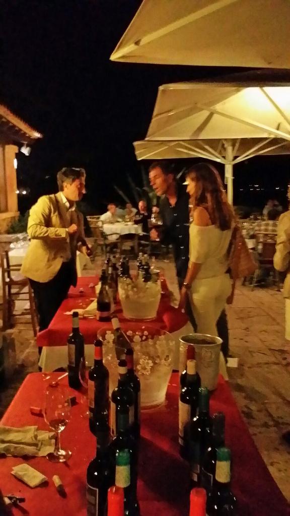 DelCampALaMar's tweet photo. Espectacular encuentro gastronómico en #SaPunta. @ChefMSandoval y @juanpozuelo @GrupoNortenos @mercavinos http://t.co/pRkk5uWCu0