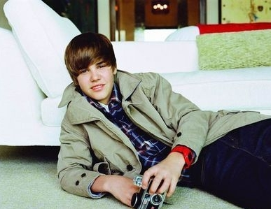 meakokoe's tweet photo. LOOK HOW OLD,,,..,.
#EMABiggestFansJustinBieber http://t.co/vAZAaSB3O4