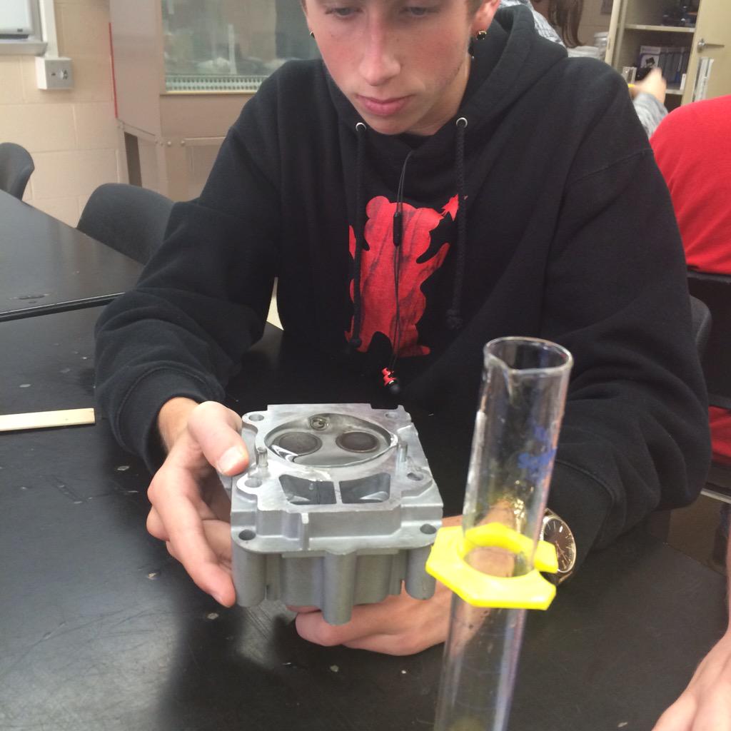DJR_131's tweet image. #AgPowerTech Ss measuring Engine Displacement--remember that 1 ml = 1 cc! #STEM #AgEdu
