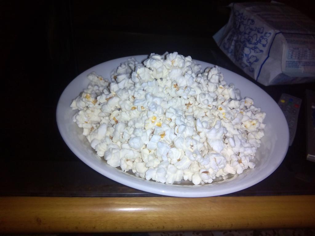 Mapii8's tweet photo. B&amp;b con @AlmuAngel, @carmenescudero9  y @cristiaan_p #BuenaCompañía #Palomitas http://t.co/fcdvcnxggO