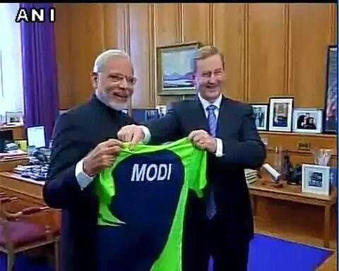 RoyalDMall's tweet image. ले ये Ireland वाला भी मजे ले रहा है, पाकिस्तान क्रिकेट टीम की जर्सी पर मोदी लिखवा दिया । 
#ModiInIreland