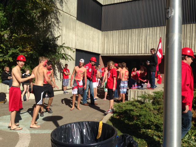 usask_engr's tweet image. No one can say that our students don&apos;t have spirit! Prepping for College Splash. #usask #usaskengr