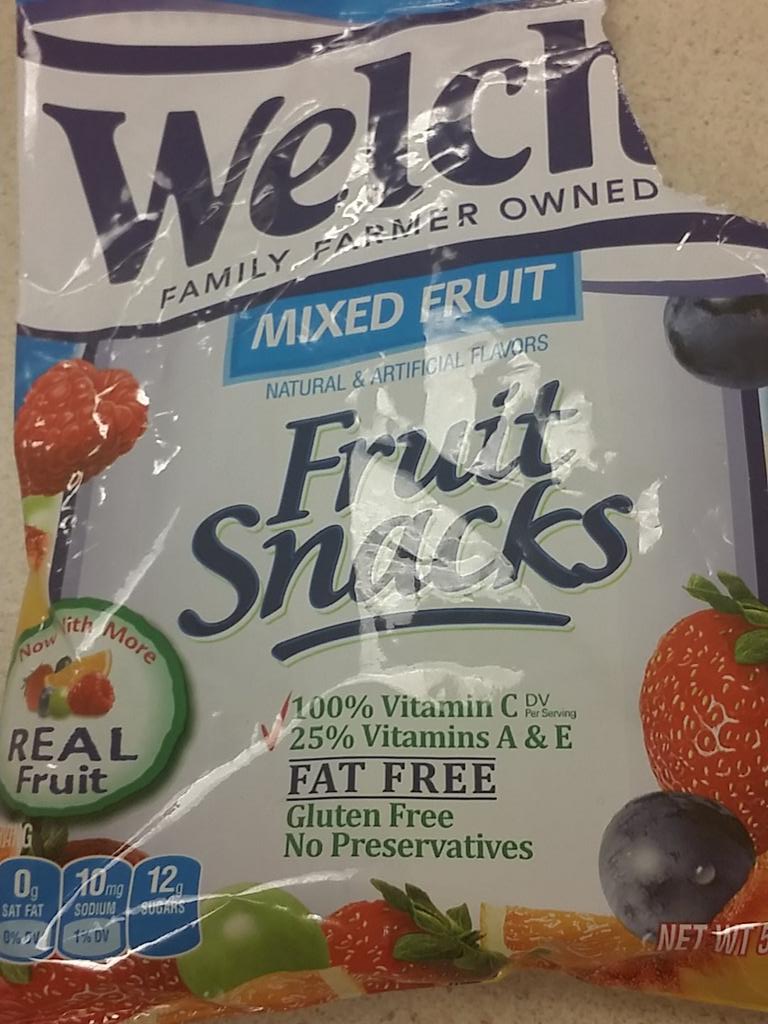 jdt_xx's tweet photo. Swear I can go through like 5 bags just from being at school #fruitsnacks #sweetooth #lectureclass http://t.co/xOwmAoigVm