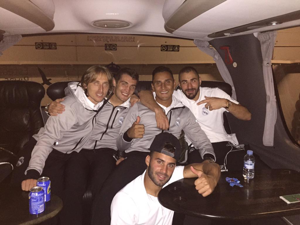 NavasKeylor's tweet photo. Satisfacción de grupo!!! Gran victoria, 3 puntos que nos da el liderato. #HalaMadrid http://t.co/WCuhHTZ7ey