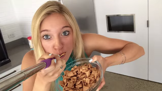 BuzzFeed's tweet photo. There’s now a selfie spoon 

A. SELFIE. SPOON. http://t.co/PTQwB9ShZw http://t.co/0coLQ3P3LS
