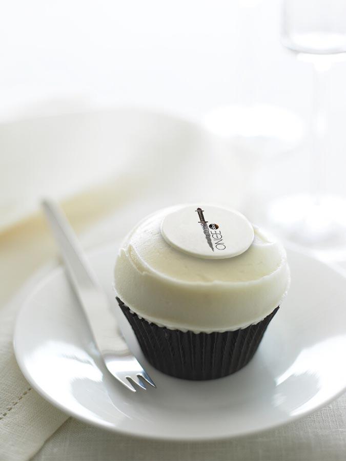 OnceABC's tweet photo. The powers of the dagger are yours when you take a bite of these #OnceUponATime @Sprinkles Cupcakes! http://t.co/uRp9V2VyC5