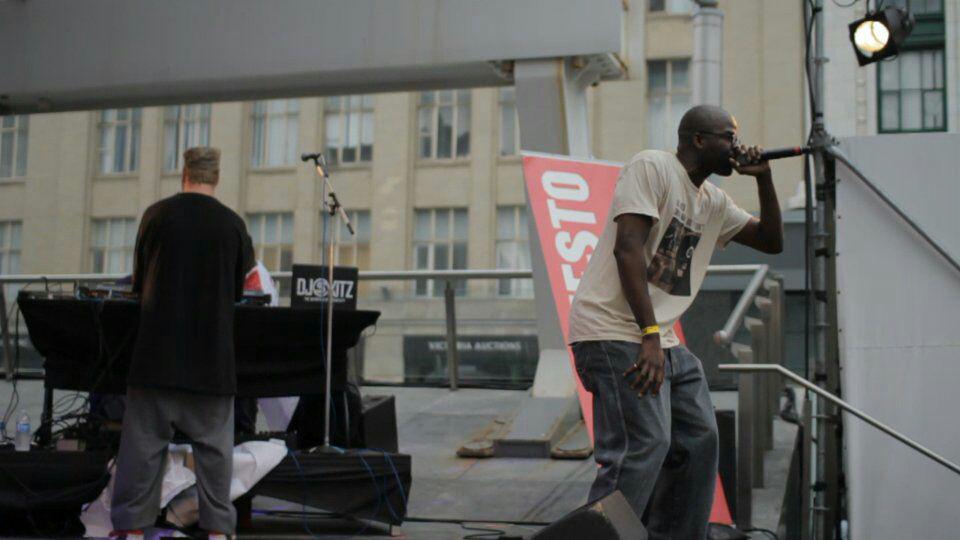 HGmonsterEs's tweet photo. Manifesto memories from last Saturday. #LiveAtTheSquare #ManifestoFestval #DundasSquare #Es http://t.co/KYAjwe7ZOY