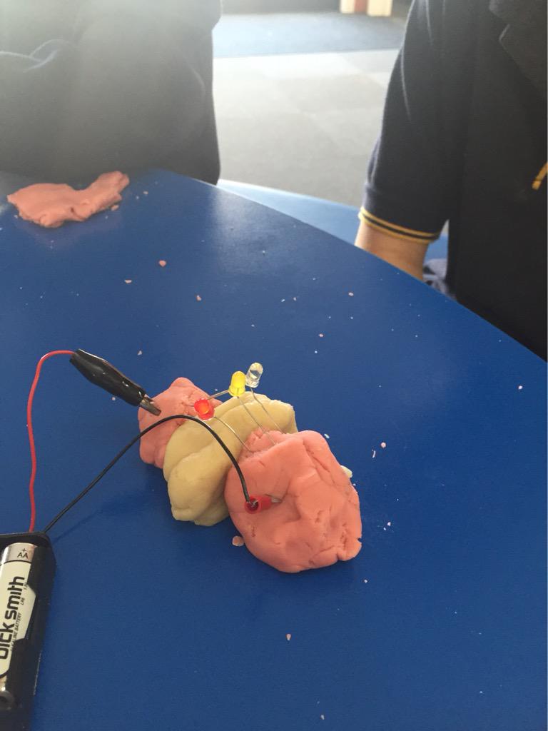 Jackbillie35's tweet photo. Our squishy parallel circuit - it is glowing... #behindtheplug @schoolkitnz #scichatnz http://t.co/Dv2GFSjL9y