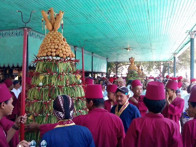kratonjogja's tweet photo. Suasana #GrebegBesar #KratonJogja ketika Gunungan akan diboyong ke Bangsal Pagelarana #InfoKraton #InfoWisata http://t.co/RlRp7j3S7a