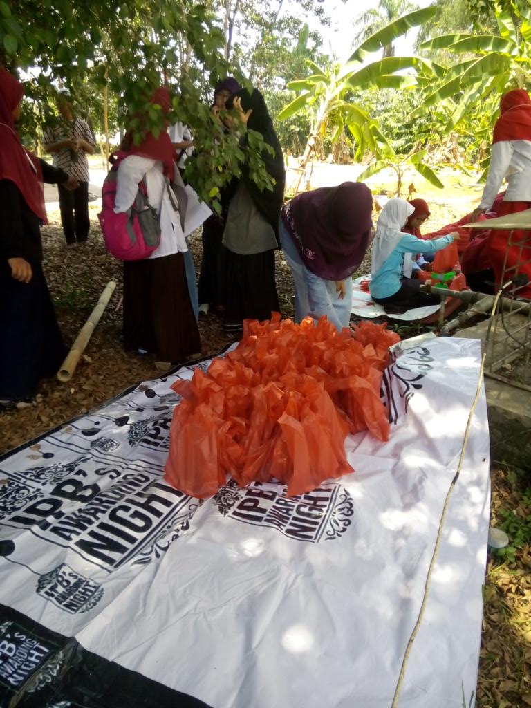 FSDMADEMUSH's tweet photo. Pengemasan daging kurban#BERBEQU 52 http://t.co/yCJVfiLhLN