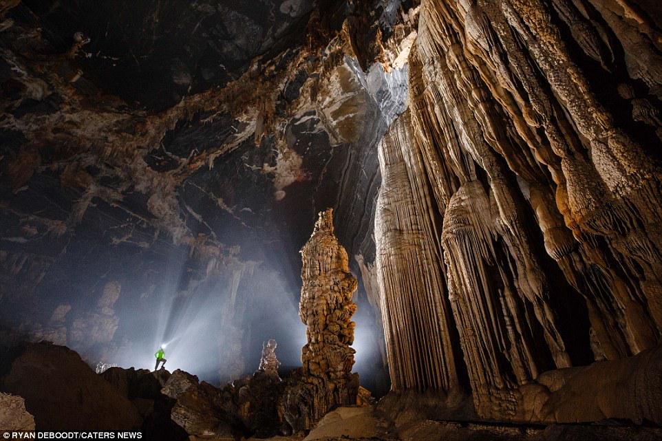ESA_CAVES's tweet photo. Discovering new (underground) worlds (photo R. Reboodt) http://t.co/OtcUyYAMCn http://t.co/rmdM4rbLRN
