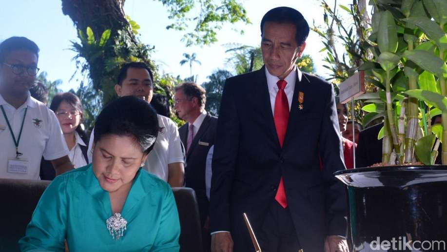 Jokowi dan Iriana Salat Idul Adha di Martapura Kalsel de.tk/VjKQWB