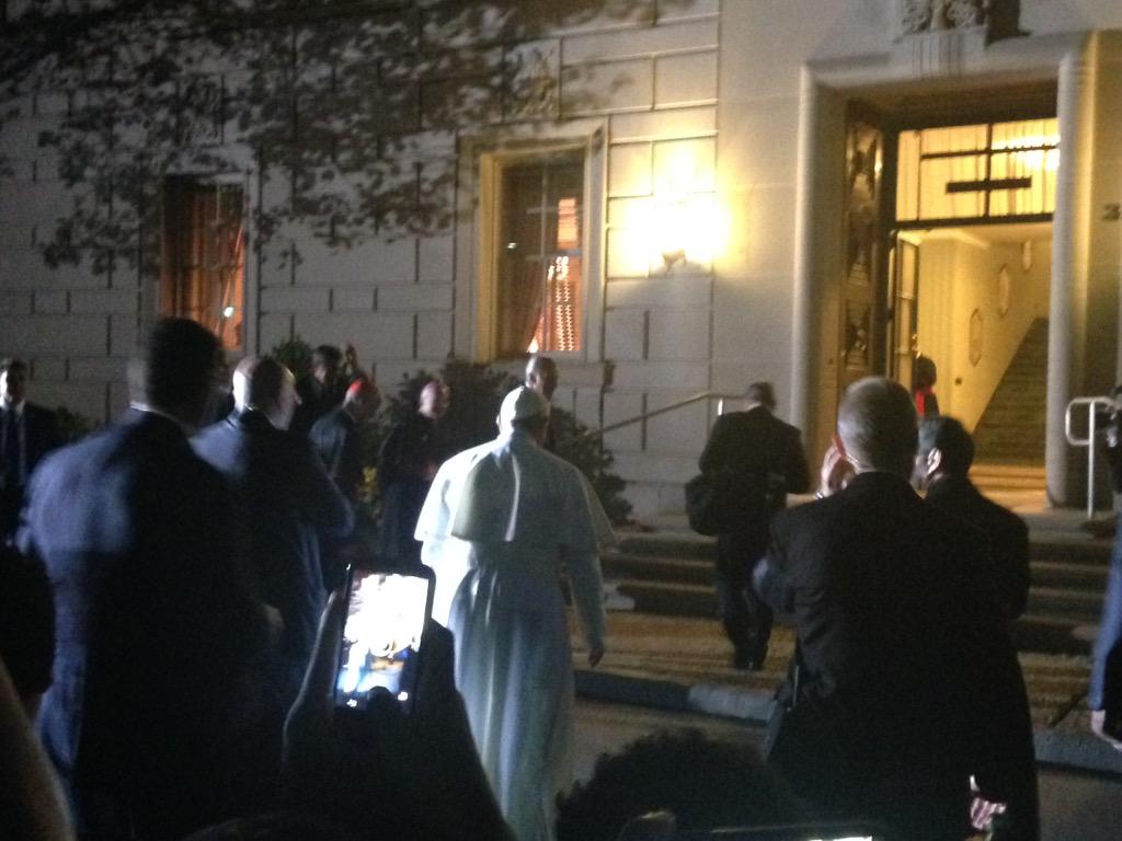 HolyFamYG's tweet photo. Just saw @Pontifex, pray for us! #ADWCathSchools #PopeFrancis http://t.co/TUE2eG6R4R