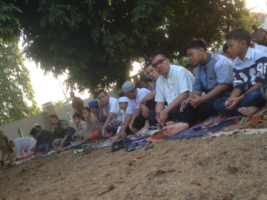 06.39: RT <a href="/Haryoristamaji/">Haryo R</a>: Pelaksanaan Sholat I'edul Adha di Bukit Rivaria, Sawangan Depok, lancar #cuaca cerah