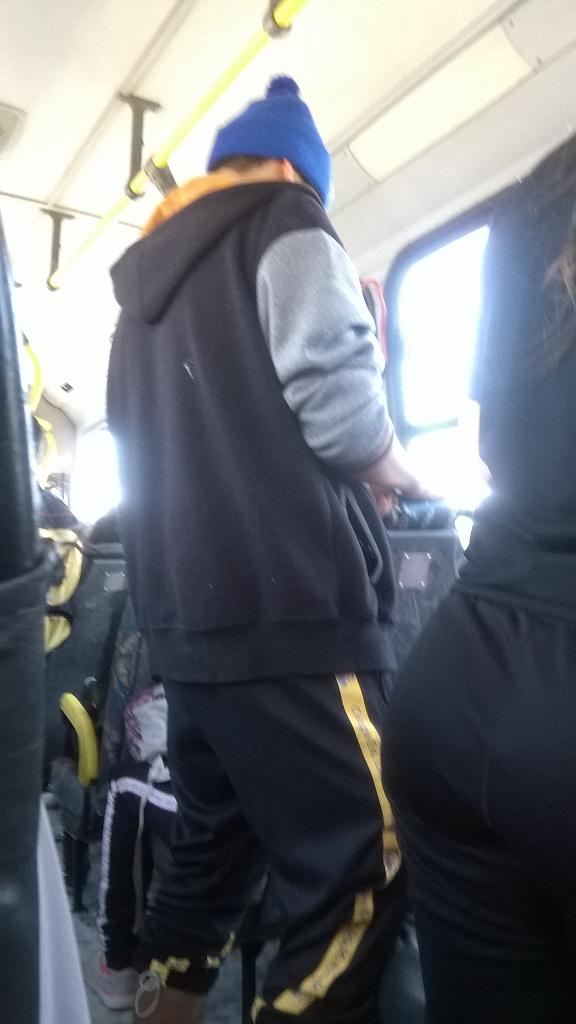 Juh_Gzyk's tweet photo. Calor de 40 graus e a pessoas ta assim dentro do ônibus👌 http://t.co/8qcaw7KOn3