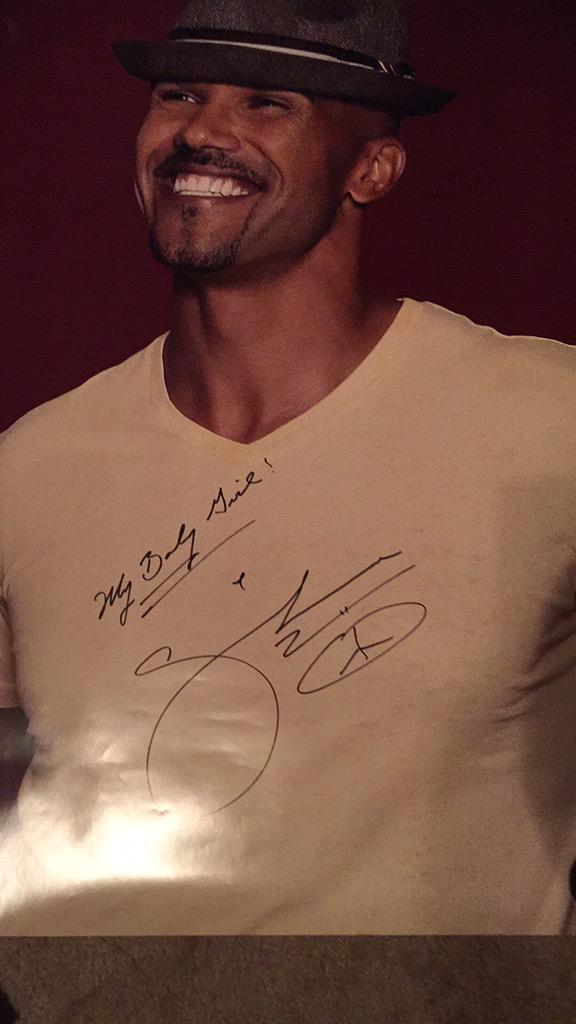 BubblyK10's tweet photo. Today I got a signed poster of @shemarmoore !!! #MyLifeIsComplete man does amazing things for MS awareness! http://t.co/MOeHgGqDrW