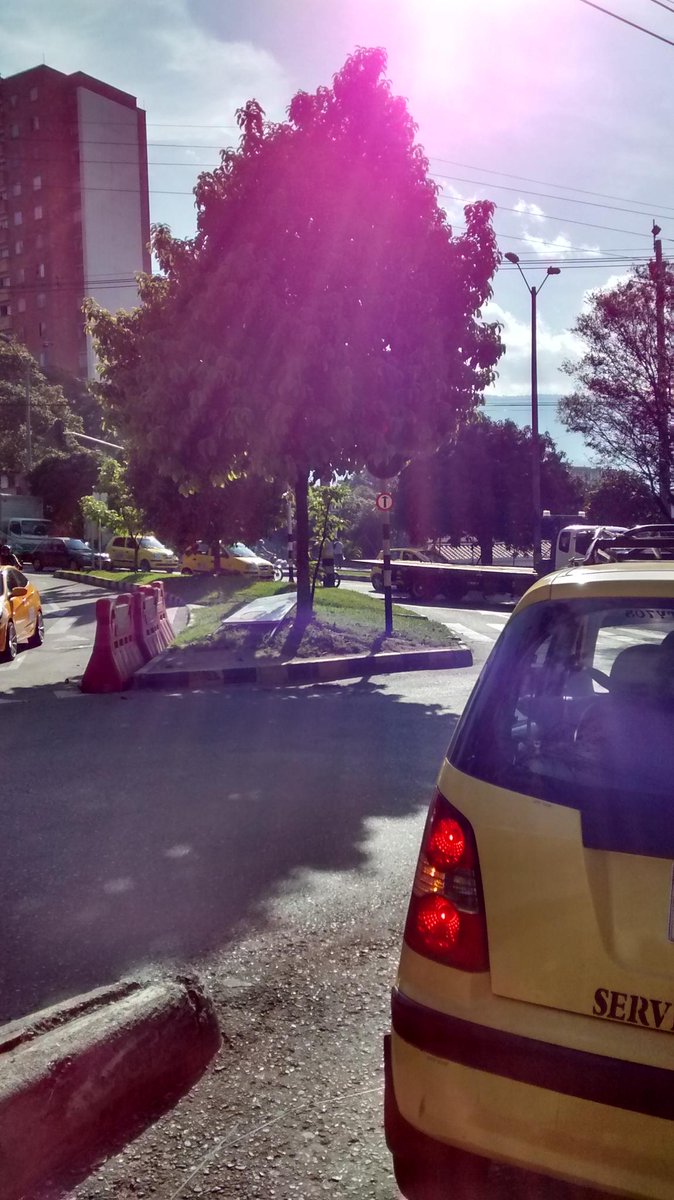 Juli_naranjo's tweet photo. @sttmed  Este semáforo ya no se ve, esta ubicado en la curva de doña maria, pues lo tapa la rama de un árbol. http://t.co/pQXKCsHaat