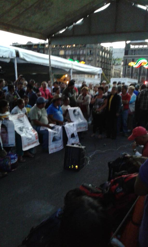 Inician ayuno padres de normalistas - CPoRGvzU8AA4s4T