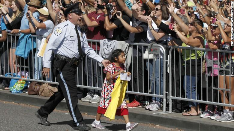 CNN's tweet photo. A young girl slipped through a barrier to give a letter to #PopeFrancis during his motorcade: http://t.co/01aGwf7dIa http://t.co/Hc0kkJ5w9j