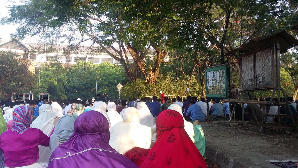 IpbApd's tweet photo. Td trotoar pun penuh dg jamaah laki2, smpt tersesat. Tp akhirnya bisa keluar dan mdapatkan shaf. @alhurriyyahipb http://t.co/Ci0DHr7GXt