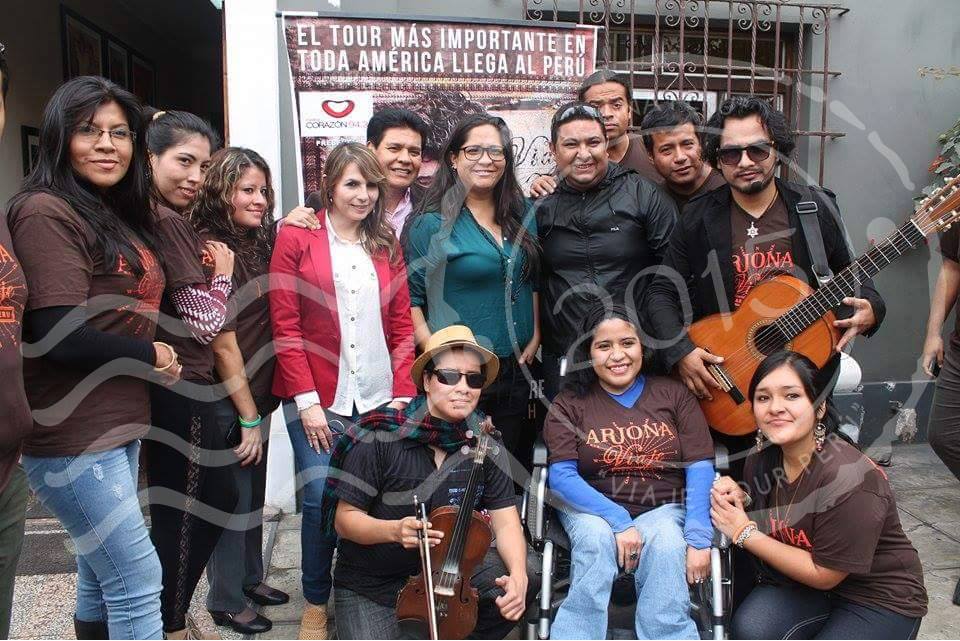 ArjonaperuFans's tweet photo. Activación del Concierto de @Ricardo_Arjona con su #ViajeTourPeru Acompañados de @KatiaPalmaM Y @WalterSachunPro http://t.co/O2A3gjZWkc