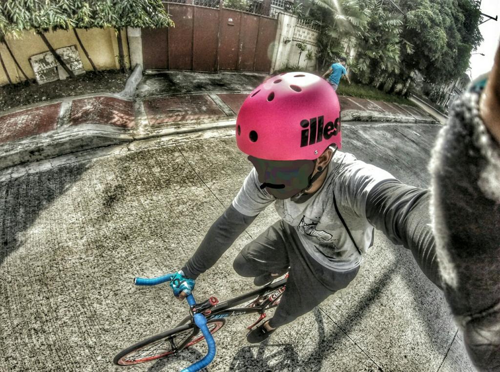 shezzitnotanjo's tweet photo. Basa ang kili kili. 
#fixedgear #fixie #fixedgearph #illest http://t.co/EXI2cAq5Qk