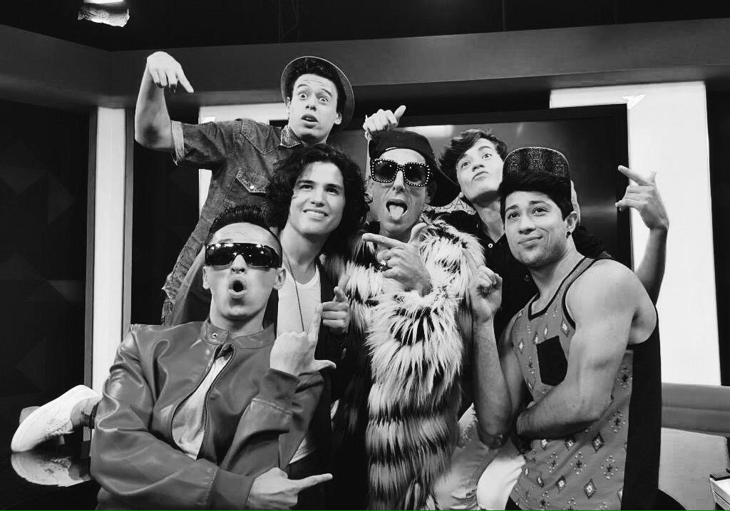 NIDOmainstream's tweet photo. @AndreYSuCrew junto al gurú de la moda @EdySmol en #CuidateDeLaCamara por @Canal_Sony http://t.co/F9HWxSWmri http://t.co/uRtVwn1OgA