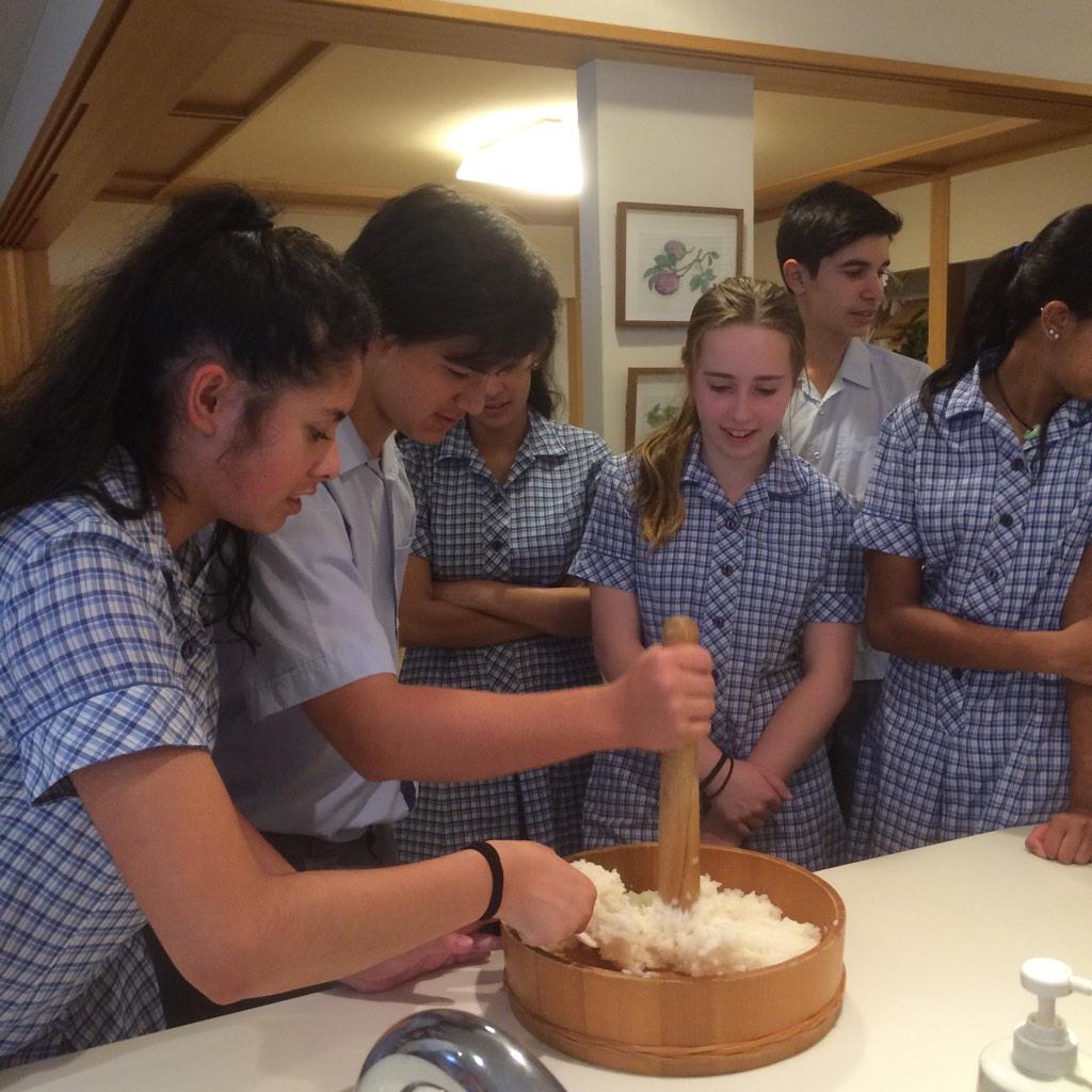 JapanTourSCR's tweet photo. Making oguri (seasonal rice and bean cake) in a local kitchen http://t.co/lt1PM5CQhk