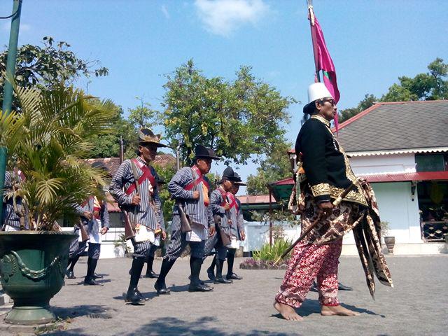 kratonjogja's tweet photo. Bregada Jagakarya memasuki halaman #KratonJogja memberi hormat di Bangsal Kencana #GrebegBesar #InfoWisata http://t.co/lC0FLt6OLX