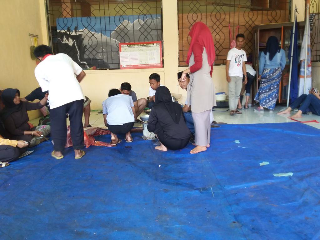 Suasana penotongan daging qurban 1435H SMAN 3 Makassar di sekertariat OSIS