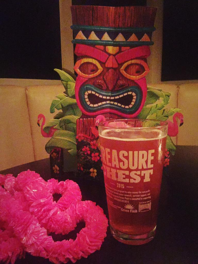 draftmag's tweet image. Quit eyeing our @GreenFlashBeer Treasure Chest, buddy! Digging this hibiscus, prickly pear + grapefruit IPA tonight.
