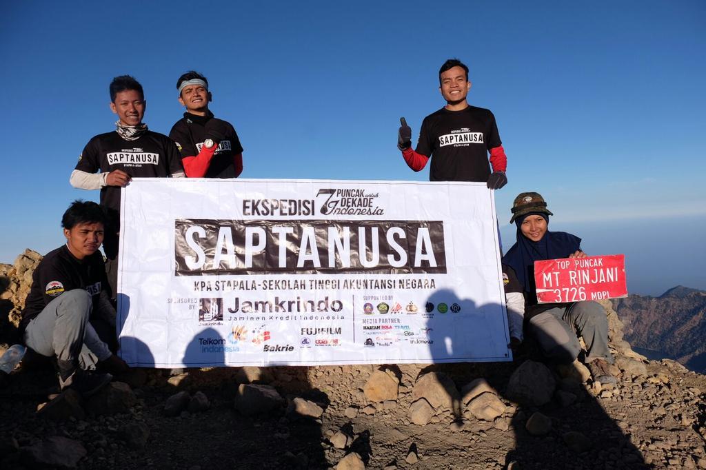 7SummitsINA's tweet photo. #latepost 06.00 WIB 10.09.2015 Puncak Gn. Rinjani 3726mdpl, Lombok. #7SummitsIndonesia http://t.co/OyMYMWgvSL