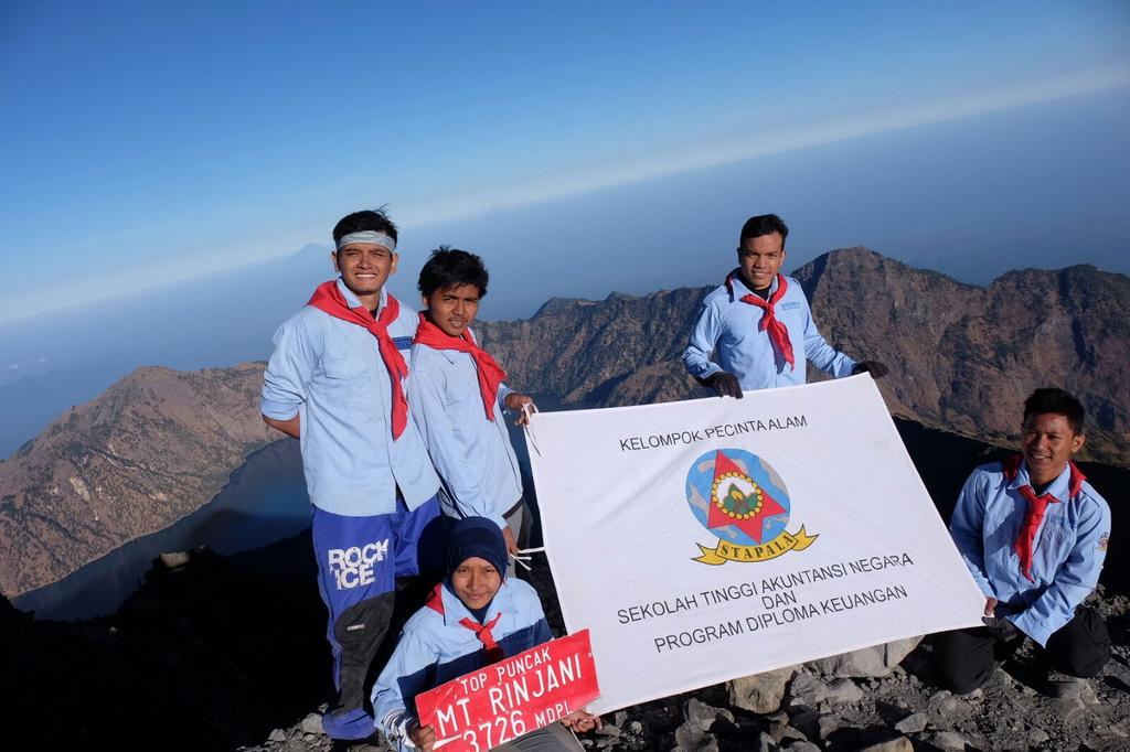 7SummitsINA's tweet photo. #latepost 06.00 WIB 10.09.2015 Puncak Gn. Rinjani 3726mdpl, Lombok. #7SummitsIndonesia http://t.co/OyMYMWgvSL