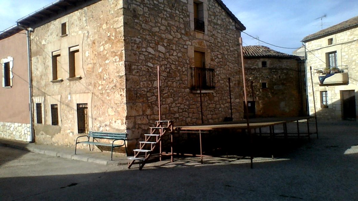fiestarlanza's tweet photo. Ya montado el escenario para la pisada de la uva y degustación del primer mosto del año 2015! #fiestarlanza http://t.co/zSURTHpKwQ