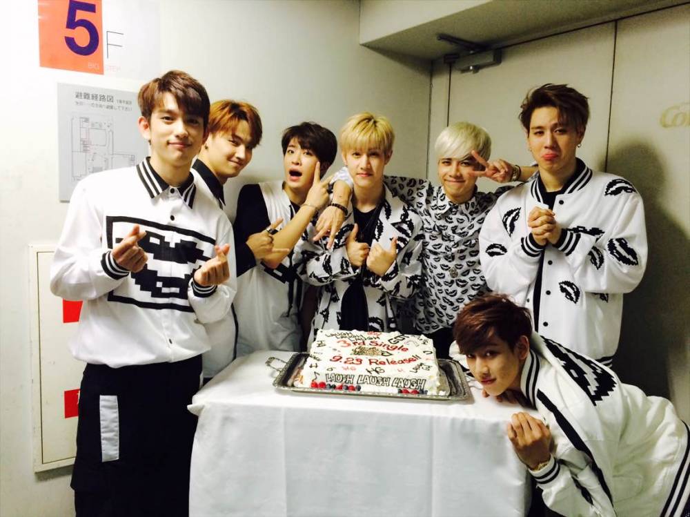 allkpop's tweet photo. GOT7 top Japan's 'Oricon' and 'Tower Records' charts!
http://t.co/7FkHLoMjdO http://t.co/PODlGIDIQa
