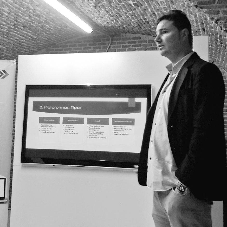 DIRyGE's tweet photo. J.Cano de @Unode50_com 'una clave del #engagement es personalizar la web según la tipología de usuario' #eCOMDIRyGE http://t.co/DaDSngeNVK