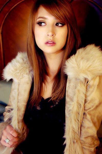Today, we wish a happy FURRY BIRTHDAY to American-born singer and model Leah Dizon. 