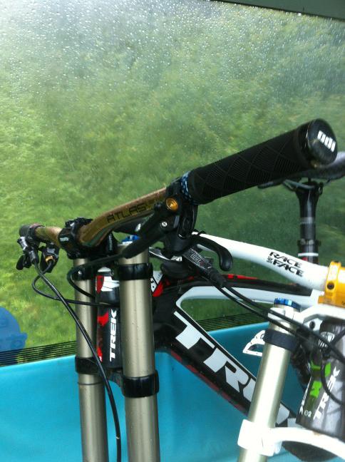 0kubo's tweet photo. 降りだしました http://t.co/UnVJr9PM9L