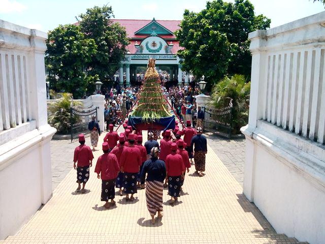 kratonjogja's tweet photo. Gunungan #GrebegBesar #KratonJogja menuruni Siti Hinggil #InfoKraton #InfoWisata http://t.co/vrhqZl5Fah