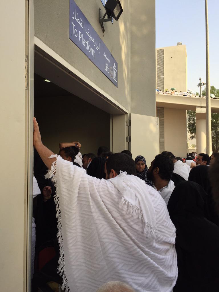 asab2014's tweet photo. تنظيم عربات اصحاب الاحتياجات الخاصة في قطار المشاعر مفقود وتزداد معاناتهم اكثر والحل موجود لكن ....!!!! #قطار_المشاعر http://t.co/268PXN1Ca9