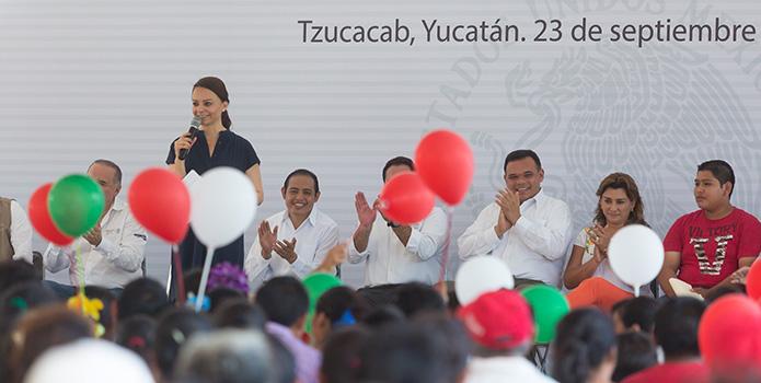 RolandoZapataB's tweet photo. Este día realicé una gira de trabajo con @Nuvia_Mayorga, directora de @CDI_mx. @GobYucatan @NenaBlancarte http://t.co/z7u9LMISTR